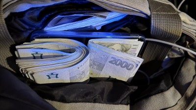 VIDEO: Kyber&scaron;mejdi ji okradli o statis&iacute;ce. Pak se stala jejich kur&yacute;rem