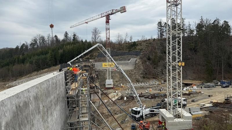 Přehrada o rozloze jeden&aacute;cti fotbalov&yacute;ch hři&scaron;ť ochr&aacute;n&iacute; proti povodn&iacute;m. Jde o česk&yacute; technologick&yacute; unik&aacute;t