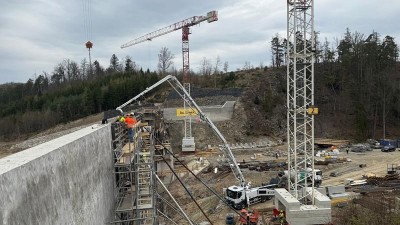 Přehrada o rozloze jeden&aacute;cti fotbalov&yacute;ch hři&scaron;ť ochr&aacute;n&iacute; proti povodn&iacute;m. Jde o česk&yacute; technologick&yacute; unik&aacute;t