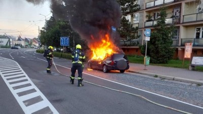 V Pardubicích dnes brzy ráno museli hasiči uhasit hořící automobil