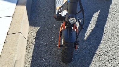 Řítila se na koloběžce ulicí čtyřicetikilometrovou rychlostí. Teď čelí podezření z trestného činu