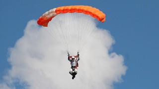 Paraglidista skončil se zraněním na stromě, jeho kolega se zranil při nouzovém přistání na poli