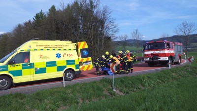 Veselo bylo, když vyprošťovali zapadlý autobus, co vezl folklórní soubor. Ale u nehody motocyklistky už hasičům úsměv na rtech ztuhl