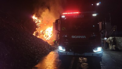 Obrazem: Ve firmě na recyklaci ve Vysokém Mýtě došlo k požáru, vzňala se hromada vážící téměř 300 tun