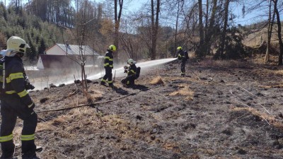 Vypalovali porost na zahradě a oheň se rychle rozšířil a nebezpečně blížil k domu. Pokuta je neminula