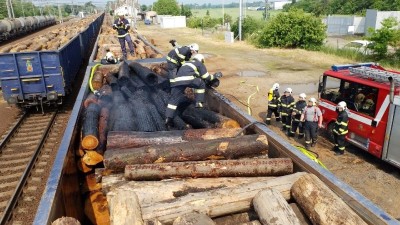 FOTO: Dřevo ve vlaku začalo hořet, oheň přeskočil i na další vagon