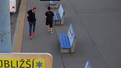 VIDEO: Poznáte tyto mladíky? Nastoupili do třináctky. Policisté žádají veřejnost o pomoc