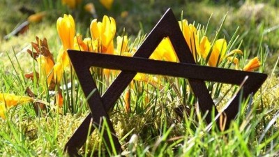 Děti po celé republice sází krokusy jako vzpomínku na zemřelé vrstevníky během židovského holocaustu