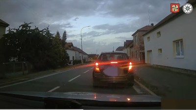 VIDEO: Z hospody raději pěšky, opilý řidič sedl za volant, auto nedokázal udržet ve správném pruhu