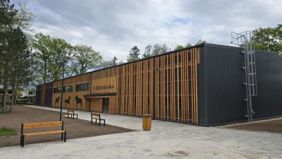 Namísto staré z 80. let postavili novou. V Kladrubech mají moderní jízdárnu