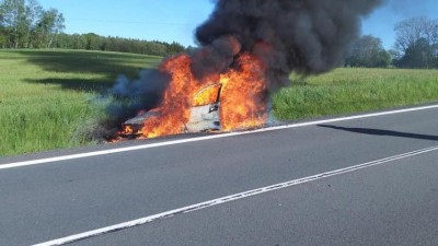 Dvě nehody u Trhové Kamenice, při jedné auto lehlo popelem