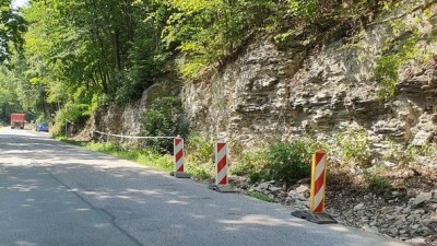 Prudké deště odpoledne a vedra přes den způsobila sesuv skály. Silnice u Brandýsa nad Orlicí bude zúžena kvůli bezpečnosti do jednoho pruhu