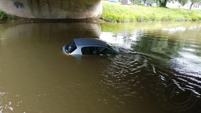 Obrazem: V Sezenicích muž zaparkoval auto, když se vrátil, nestačil se divit, v jakém stavu ho našel