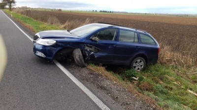 Řidičky svá auta nezvládly, skončily obě v příkopu s pomuchlanými vozy