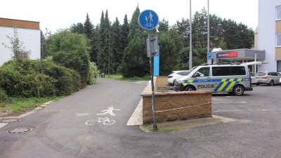 Nepozorný řidič poboural zídku před bankou. Policie hledá svědky této kolize
