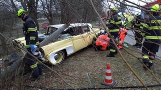 Krásný veterán se po nárazu do sloupu pořádně zmuchlal, vezl 2 dospělé a 2 děti, všichni se zranili, dítě bylo vrtulníkem transportováno do nemocnice