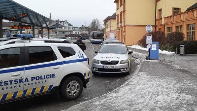 Policisté uzavřeli vlakové nádraží, podle anonymu se tam měla nacházet bomba