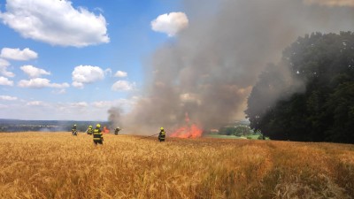 Nejen požár pole s ječmenem dnes krátce po poledni zaměstnal hasiče