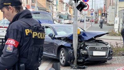 VIDEO: Aktualizace - Řidič Audi naboural do semaforu po policejní honičce. Byl zdrogovaný a ujížděl v kradeném autě. Po nárazu se dal na útěk