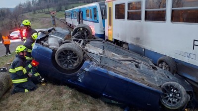 Srážka vlaku s autem na železničním přejezdu v Oldříši. Vůz skončil na střeše, dvacet metrů od přejezdu