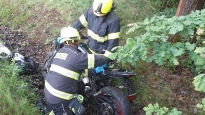 Ve Velinách na Holicku se zranil motocyklista, když skončil se svým strojem v příkopu