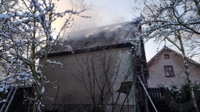 Již druhý požár chatky v jednom měsíci v jedné obci. Ten dnešní způsobil škodu za 1,5 milionu korun a byl komplikovaný