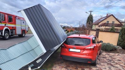 Vítr odnesl v Sobětuchách plechovou garáž, jinde padají podmáčené stromy, v Dolanech voda zaplavila část vozovky