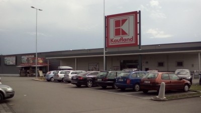 U Kauflandu v Lanškrouně se střetla dvě auta, projiždějte tam opatrně