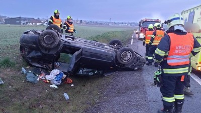 U Slatiňan auto skončilo na střeše, nehoda se neobešla bez zranění