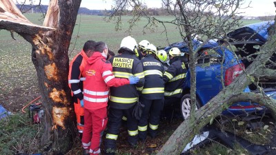 U Předhradí se čelně srazila dvě auta, došlo ke zranění osob, jednu hasiči vyprošťovali. Vážně zraněného řidiče transportoval do nemocice vrtluník