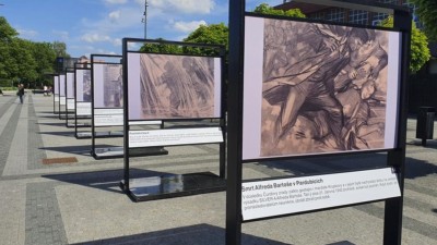 Před hlavním nádražím v Pardubicích je výstava obrazů, které vzdávají hold hrdinům protinacistického odboje