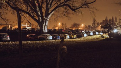 Strážníci nemohli uvěřit: Řidiči si z Tyršových sadů udělali velké parkoviště