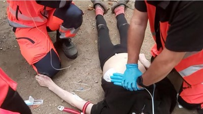 V parku zkolaboval muž, cyklista mu zavolal pomoc a kolemjdoucí strážník co měl volno zahájil resuscitaci