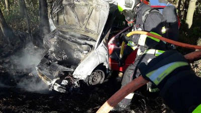 Automobil se ocitl po nárazu v plamenech, řidička měla velké štěstí