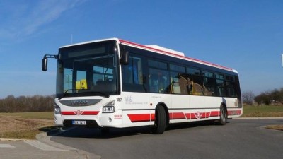 Policisté hledají svědky potyčky mezi řidičem autobusu a neznámými mladíky v Ústí nad Orlicí