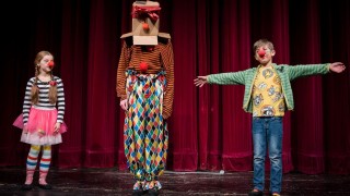 Festival odstartovala milá klauniáda v podání Karolíny Šafránkové, kterou můžete vidět i na všech propagačních materiálech, za doprovodu členů LAIKu Aničky Počepické a Tondy Rumpíka.