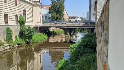 AKTUÁLNĚ: Kolemjdoucí riskoval skokem vlastní život, aby zachránil topící se dítě