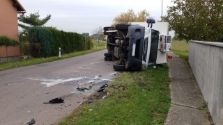 Obrazem: V Tuněchodech do sebe napálila dodávka a nákladní auto