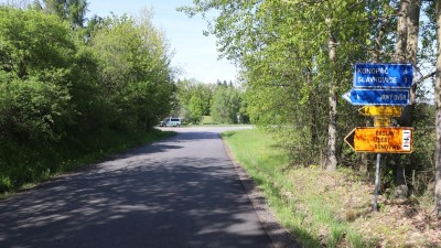 Policisté hledají svědky dopravní nehody dvou aut a motocyklu v Jenotici a střetu vozu s autobusem na křižovatce tří obcí na Chrudimsku