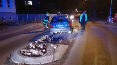 AKTUÁLNĚ: Šofér projel přímo přes středový ostrůvek, auto nabodl na značku