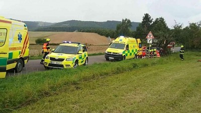 Auto narazilo do stromu. Seděli v něm žena, muž a dítě, všichni skončili v nemocnici. Ženu transportoval vrtulník