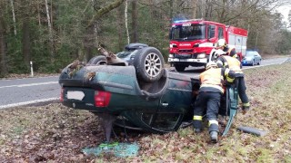 Auto se otočilo na střechu mimo vozovku na silnici z Velin do Borohrádku