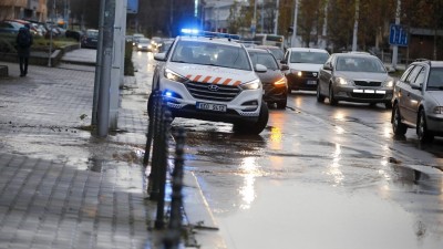 AKTUÁLNĚ: Havárie vody, silnice je pod vodou, chodník bude poškozený