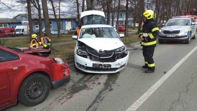 AKTUÁLNĚ: Čelní střet dvou osobáků, na místě je několik zraněných