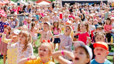 Pozv&aacute;nka k sousedům: Youtubeři, koncerty, či lunapark. Bezva Fest l&aacute;k&aacute; na spoustu aktivit a z&aacute;bavy pro rodiny