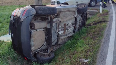Po srážce dvou aut u Lichkova museli hasiči řidiče z jednoho vozu vyprošťovat přes zadní dveře