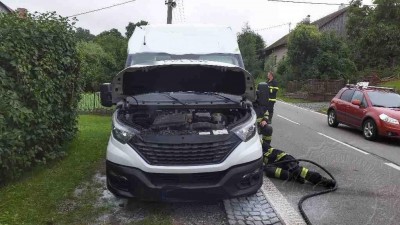 Řidiče dodávky překvapil za jízdy kouř vycházející z kapoty, auto hořelo