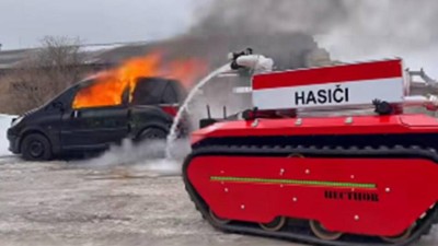 V Poličce testovali hasičsk&eacute;ho robota, um&iacute; toho hodně