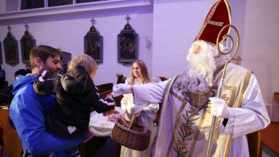 VIDEO: V Knapovci v Ústí nad Orlicí si lidé pěkně užili druhou adventní neděli, přišel i Mikuláš s andělem