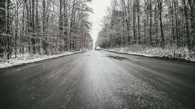 Štědrý den začne ledovkou, na silnicích známou jako černý led